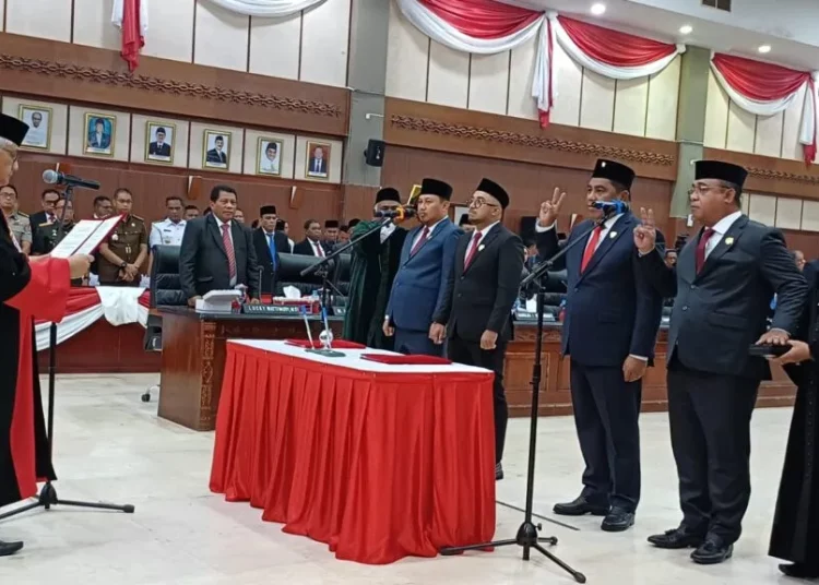 Wakil Ketua Pengadilan Tinggi Ambon, Puji Harian, melantik empat pimpinan DPRD Maluku periode 2024 - 2029. Pelantikan berlangsung di ruang rapat Paripurna Gedung DPRD Maluku, kota Ambon, Senin (28/10/2024). (FOTO: ISTIMEWA)