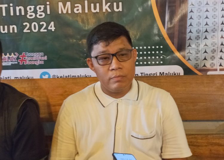 Kepala Seksi Penerangan Hukum dan Humas Kejati Maluku, Ardy, saat memberikan keterangan pers di Ambon, Senin (21/10/2024). (Foto: Husen Toisuta/AmbonKita.com