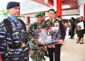 Kapolda Maluku Berikan Kue Ultah dan Nasi Tumpeng di Perayaan HUT ke-79 TNI