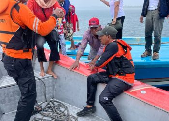 Tim SAR Evakuasi 27 Orang Warga Maluku Tenggara yang Terombang Ambing di Laut dengan Hujan Lebat