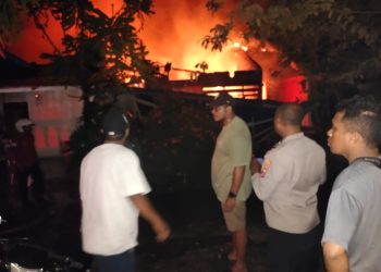 Satu Rumah di BTN Wayame Ludes Terbakar, Pemiliknya Dilarikan ke RS Akibat Sesak Nafas