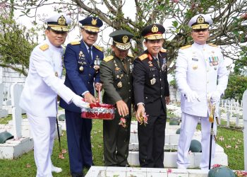 Ziarah dan Tabur Bunga di TMP Kapahaha Ambon Jelang HUT ke-79 TNI