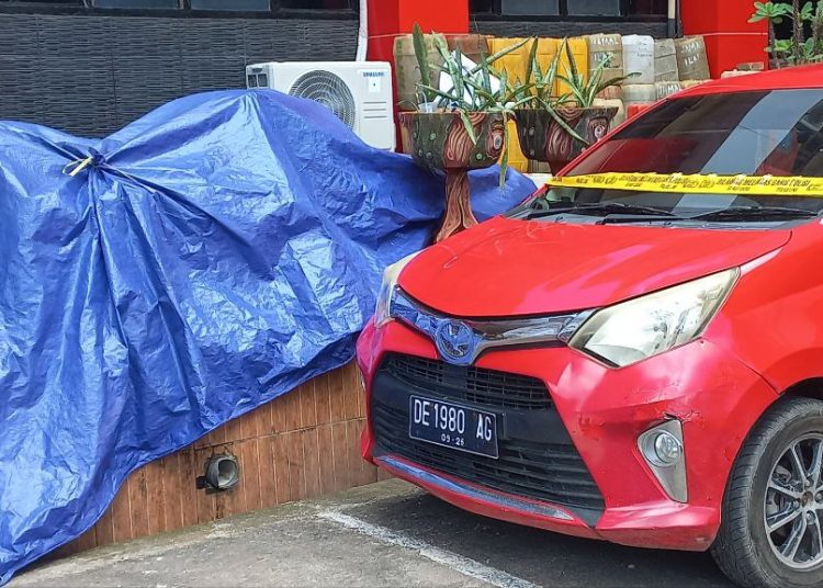 Barang bukti BBM jenis pertalite dan satu unit mobil calya merah diamankan di kantor Ditreskrimsus Polda Maluku, Kota Ambon, Jumat (11/10/2024). (Foto: Ambonkita.com/Husen Toisuta)