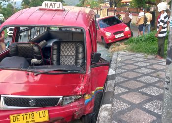 Tabrakan di Tantui Angkot Berpenumpang Jurusan Hatu Terbalik