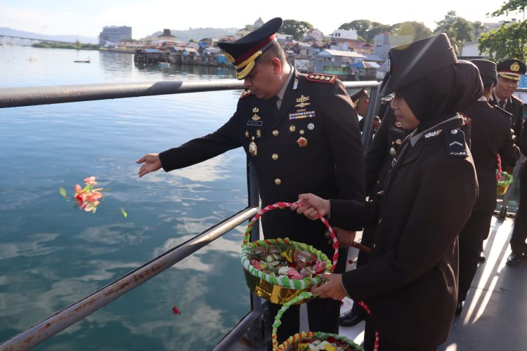 Peringati Hari Pahlawan Polda Maluku Gelar Upacara Tabur Bunga di Laut
