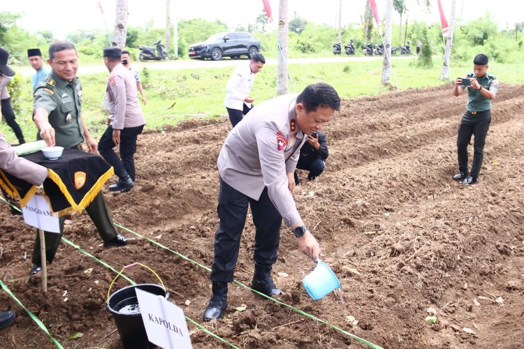Tanam 3000 Bibit Jagung di Dusun Hulung, Kapolda: Kita Dukung Ketahanan Pangan
