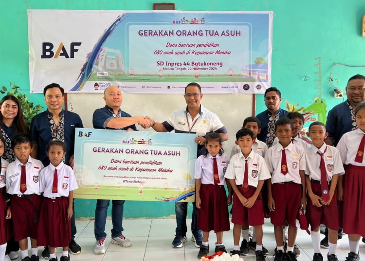 Bobby Hermansyah, Head of Regional Center Manado, (ketiga dari kiri) serahkan dana Pendidikan secara simbolik kepada Corneles Moniharapon, S.Pd, M.Si, Sekretaris Dinas Pendidikan Kota Ambon. (Foto: Istimewa)