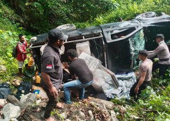 Mobil Pengangkut Logistik Pilkada Terbalik di Buru, Empat Polisi Terluka