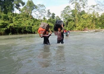 Personel Pengamanan TPS di Pegunungan Manusela Terabas Hujan dan Banjir