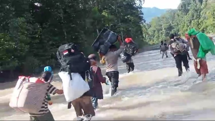 Kisah Anggota Polisi yang Naik Turun Gunung Selama Tiga Hari Kawal Logistik Pemilu di Maluku