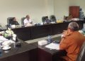 Anggota Komisi II DPRD Maluku, Arie Sahertian (berbaju putih) mengingatkan penyusunan program penanganan sampah oleh DLH provinsi harus ada link koordinasi untuk sinkronisasi dengan pemerintah kota. (29/11/2024) (ANTARA/daniel/)