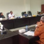 Anggota Komisi II DPRD Maluku, Arie Sahertian (berbaju putih) mengingatkan penyusunan program penanganan sampah oleh DLH provinsi harus ada link koordinasi untuk sinkronisasi dengan pemerintah kota. (29/11/2024) (ANTARA/daniel/)