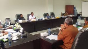 Anggota Komisi II DPRD Maluku, Arie Sahertian (berbaju putih) mengingatkan penyusunan program penanganan sampah oleh DLH provinsi harus ada link koordinasi untuk sinkronisasi dengan pemerintah kota. (29/11/2024) (ANTARA/daniel/)