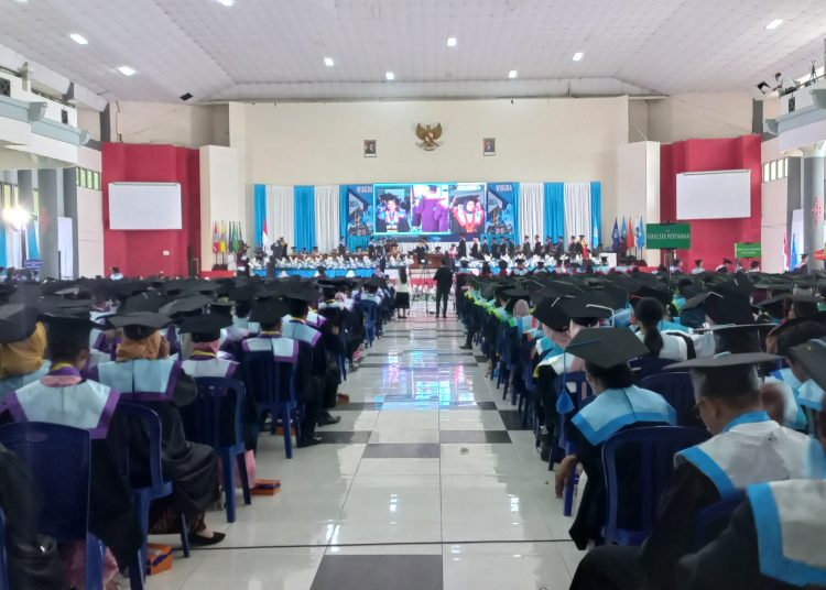 Prosesi wisuda 1.768 mahasiswa Universitas Pattimura meliputi program S1, S2 dan S3 maupun program profesi guru dan dokter. Wisuda dilaksanakan di auditorium Unpatti, Poka, Kota Ambon, Selasa (10/12/2024). (Foto: Ambonkita.com/Husen Toisuta)