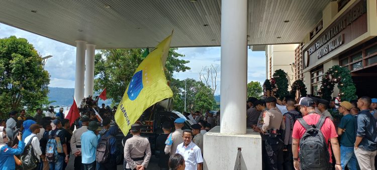 DPRD Maluku Terima Tuntutan Ratusan Masa Aksi di Ruang Sidang Paripurna