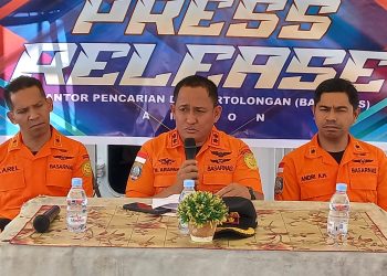 Kepala BASARNAS Ambon Muhamad Arafah (tengah) saat menyampaikan press release akhir tahun 2024 di atas KN 235 Abimanyu, Jumat (27/12/2024). Ia didampingi Wakabasarnas (kiri) dan Kabag Ops (kanan). (Foto: Ambonkita.com/Husen Toisuta)