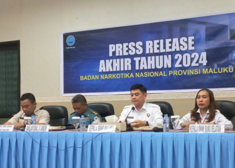 Kepala BNNP Maluku, Brigjen Pol. Deni Dharmapala (dua dari kanan) saat menyampaikan press release akhir tahun 2024 di kantor BNNP Maluku, Kota Ambon, Senin (30/12/2024). (Foto: Husen Toisuta/Ambonkita.com)