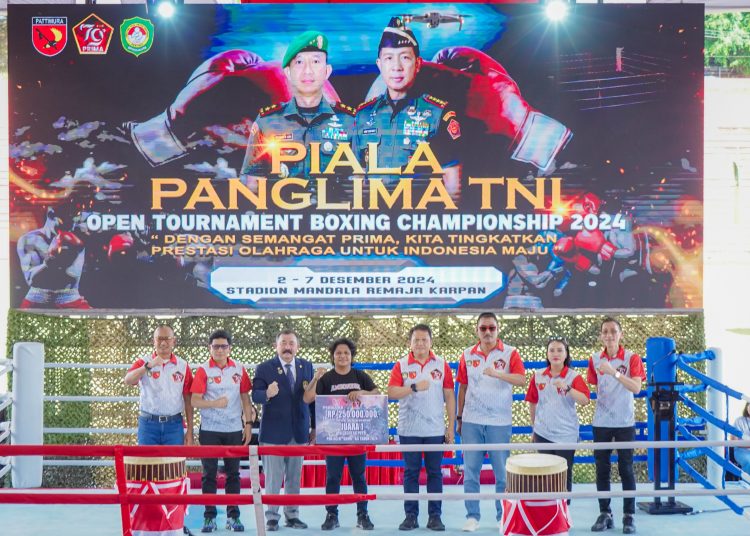 Ketua Komisi IV DPRD Provinsi Maluku, Rimaniar (dua dari kanan) saat menghadiri pembukaan pen tournament boxing championship yang digelar Kodam XV/Pattimura di stadion mandala remaja Karang Panjang, kota Ambon, Senin (2/12/2024). (Foto: Istimewa)