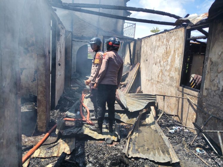 Dua Rumah Warga di Ambon Terbakar