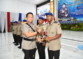 Kapolda Maluku Berikan Penghargaan Kepada Anggota Polairud Berprestasi