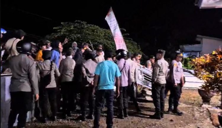 Dua Anggota Polisi Terluka, Kantor KPU SBT Dirusak Warga