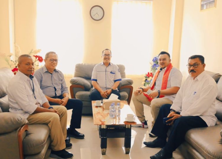 Senator muda asal Maluku, Bisri AS Shiddhiq Latuconsina (pakai syal oranye) saat bertemu Rektor UKIM dan staf pada Senin (16/12/2024). (Foto: Istimewa)