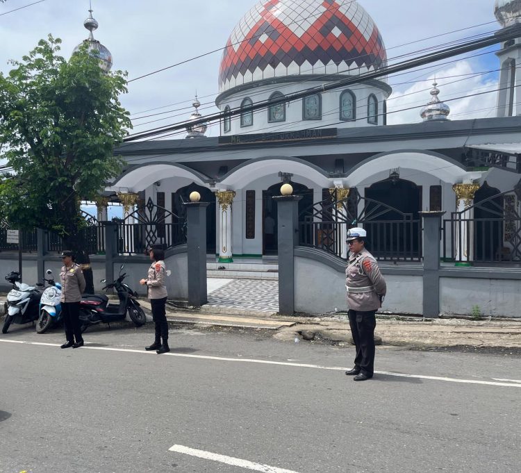 Polwan Amankan Pelaksanaan Shalat Jumat di Beberapa Masjid di Ambon