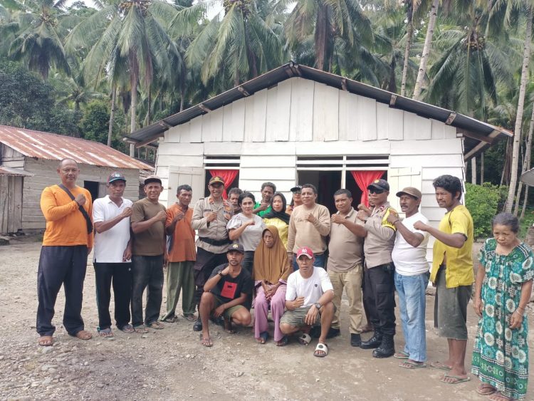 Polisi dan Warga Gotong Royong Renovasi Rumah Warga tak Layak Huni di Wamlana