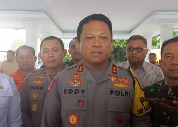 Kapolda Maluku Irjen Pol Eddy Sumitro Tambunan saat memberikan keterangan pers usai pelaksanaan apel gelar pasukan operasi lilin salawaku 2024 - 2025 di lapangan Letkol Pol (Purn) Chr. Tahapary, Kota Ambon, Jumat (20/12/2024). Kapolda didampingi Pangdam XV/Pattimura, Mayjen TNI Putranto Gatot Sri Handoyo (kanan) dan Pj. Gubernur Maluku Sadali Ie (kiri). (Foto: Ambonkita.com/Husen Toisuta)