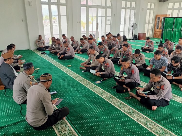 Polda Maluku Gelar Yasinan Tingkatkan Mental dan Akhlak Personel