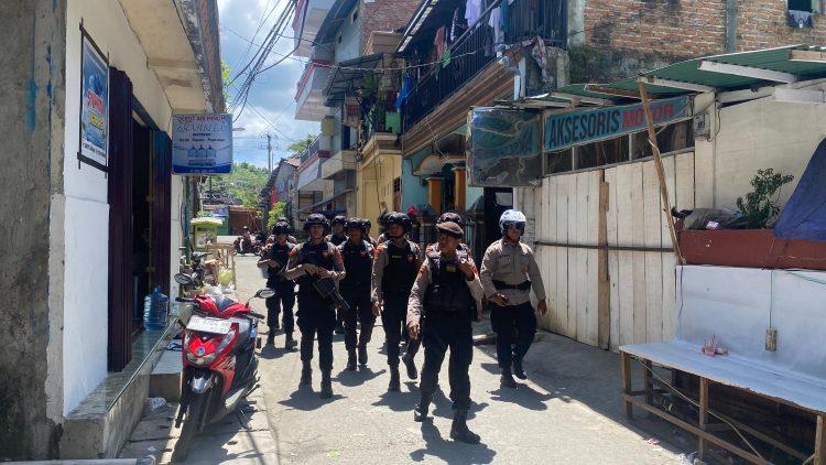 Personel Polda Maluku Patroli Jalan Kaki, Pelaksanaan Ibadah di Gereja Silo Berlangsung Aman