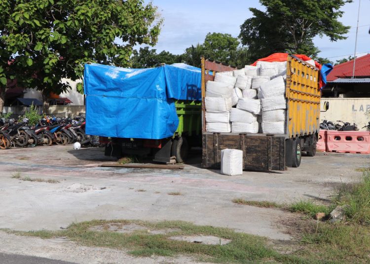 Polisi Gagalkan Penyelundupan 150 Karton Sianida ke Tambang Emas Illegal Gunung Botak