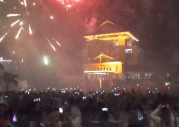 Ribuan warga tampak menyaksikan pesta kembang api di lapangan Merdeka, Kota Ambon, Rabu (1/1/2025). (Foto: Husen Toisuta/Ambonkita.com)