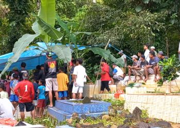 Prosesi pemakaman Adri Yanto dan putrinya Fadila Aqadila, dua korban meninggal tenggelamnya speedboat di perairan Kepulauan Manipa, Kabupaten Seram Bagian Barat. Pemakaman berlangsung di TPU Dusun Waitomu, Negeri Hila, Kecamatan Leihitu, Kabupaten Maluku Tengah, Sabtu (4/1/2025). (Foto: Husen Toisuta/Ambonkita.com)