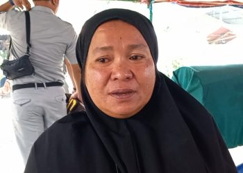 Wa Rina, 43 Tahun, salah satu korban selamat terbaliknya speedboat di perairan Kepulauan Manipa, Kabupaten Seram Bagian Barat saat ditemui di rumah duka di Dusun Waitomu, Negeri Hila, Kecamatan Leihitu, Kabupaten Maluku Tengah, Sabtu (4/1/2025). (Foto: Husen Toisuta/Ambonkita.com)