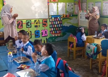 Puluhan Siswa TK Nurul Hijrah desa Nania, kecamatan Baguala, kota Ambon, mulai menikmati program Presiden RI yakni makan bergizi gratis mulai hari ini, Senin (6/1/2025). (Foto: Husen Toisuta/Ambonkita.com)