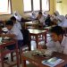 Para siswa SMPN 16 Ambon tampak menikmati program makan bergizi gratis di dalam ruangan kelas, Selasa (22/1/2024). (Foto: Husen Toisuta/Ambonkita.com)