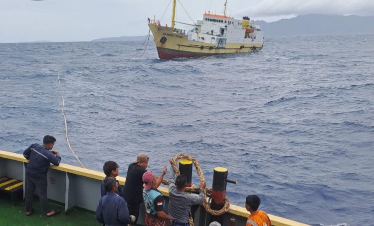 Dihantam Gelombang KM Berkat Taloda Mati Mesin di Laut Banda
