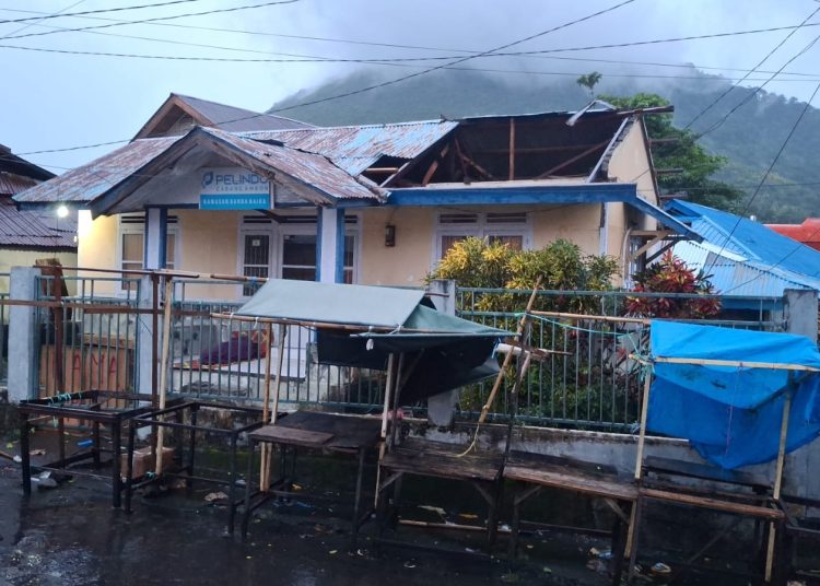 Angin Puting Beliung Rusak Rumah Warga di Banda Naira