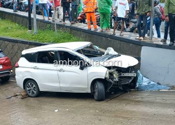 Tabrakan di Underpass Sudirman Ambon Mobil Xpander Terbalik