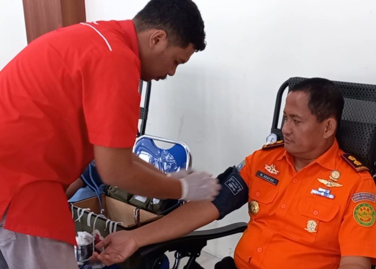 Kepala Basarnas Ambon, M. Arafah tampak melakukan aksi donor darah untuk membantu masyarakat. Kegiatan dilaksanakan di kantor Basarnas Ambon, Hative Besar, Kota Ambon, Senin (3/2/2025). (Foto: Husen Toisuta/Ambonkita.com)