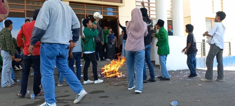 Demo di DPRD Nyaris Ricuh, Mahasiswa Tolak Efisiensi Anggaran untuk Maluku