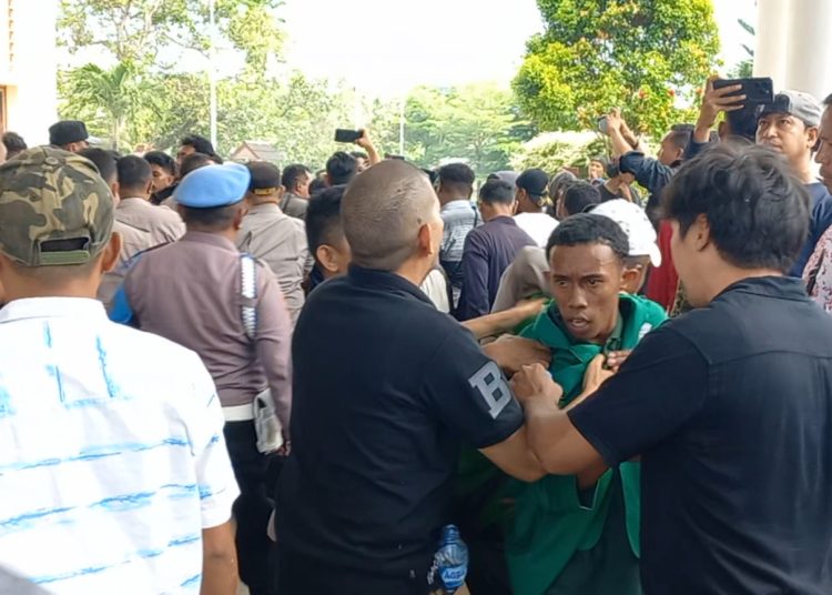 Demo di DPRD Nyaris Ricuh, Mahasiswa Tolak Efisiensi Anggaran untuk Maluku