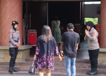 Polwan Islam Amankan Ibadah Umat Kristiani di Ambon