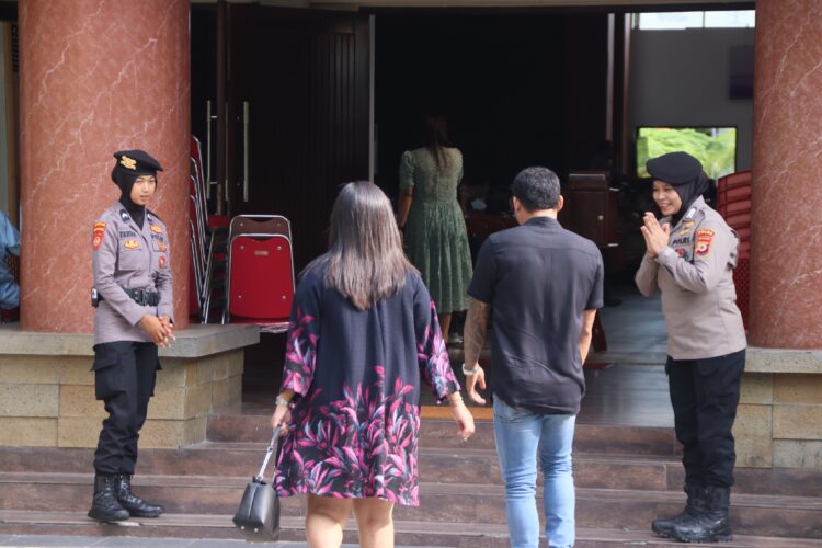 Polwan Islam Amankan Ibadah Umat Kristiani di Ambon