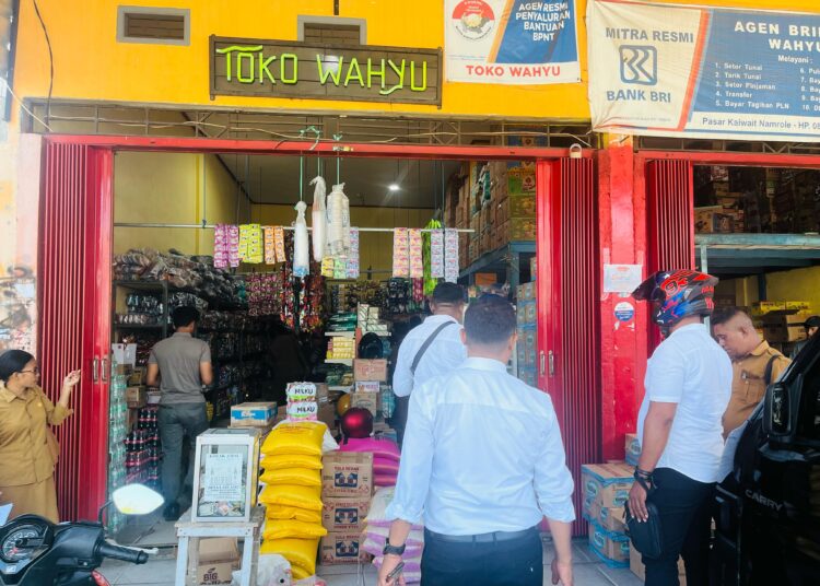 Satgas Pangan di Bursel Cek Stok dan Harga Bapok