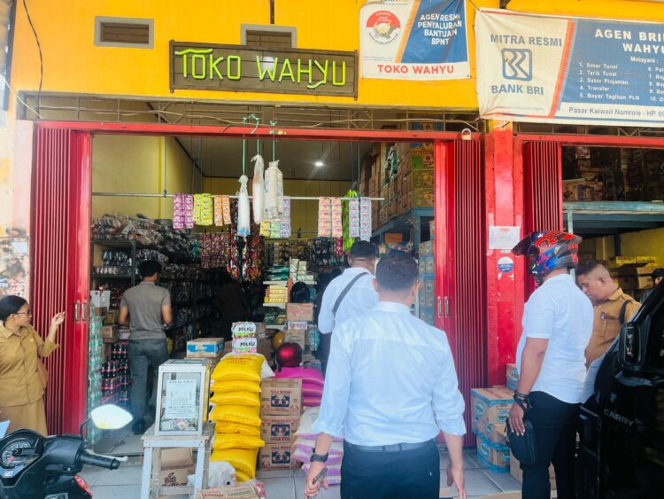 Satgas Pangan di Bursel Cek Stok dan Harga Bapok