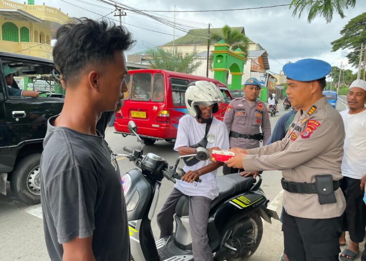 Polda Maluku Berbagi Takjil Gratis di Ambon