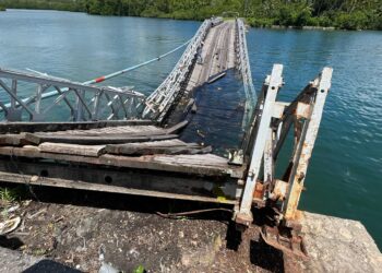 Termakan Usia Jembatan Penghubung Desa Rumah Dian – Dian Darat Ambruk