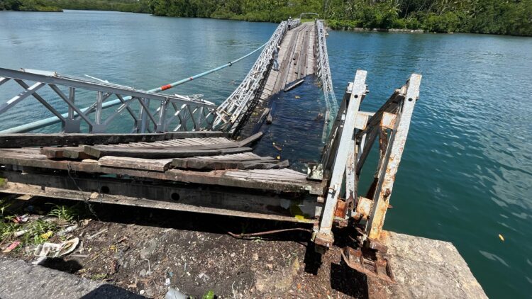 Termakan Usia Jembatan Penghubung Desa Rumah Dian – Dian Darat Ambruk